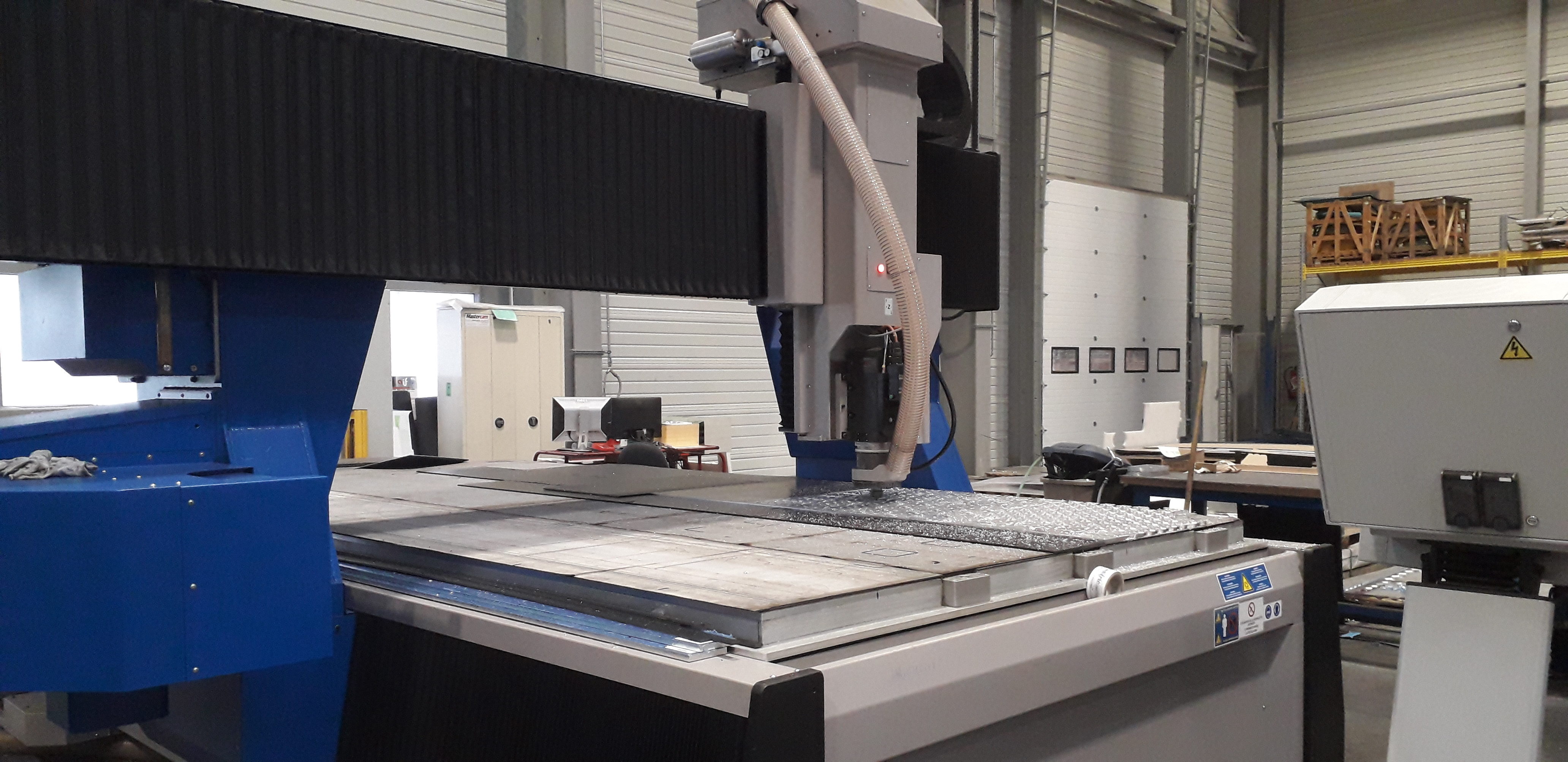 Fabrication de pièces par une fraiseuse de l'entreprise MECANUMERIC